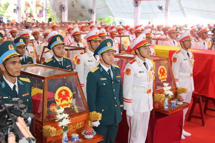 Nghi thức tiễn đưa các anh hùng liệt sĩ về nơi an táng. Ảnh: QĐ.