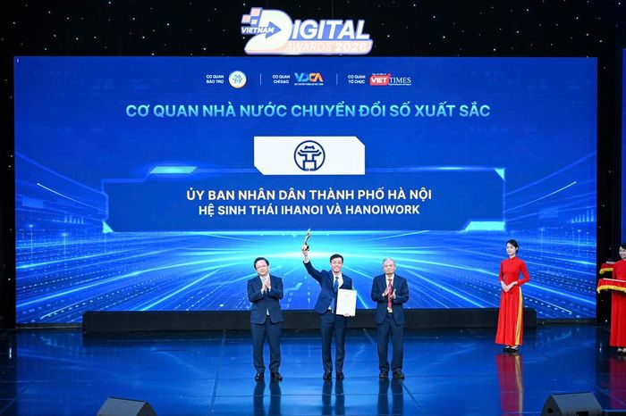 Đại diện Sở KHCN Hà Nội nhận giải thưởng hạng mục “Cơ quan nhà nước chuyển đổi số xuất sắc” cho hệ sinh thái iHanoi và HanoiWork. Ảnh: Minh Sơn.