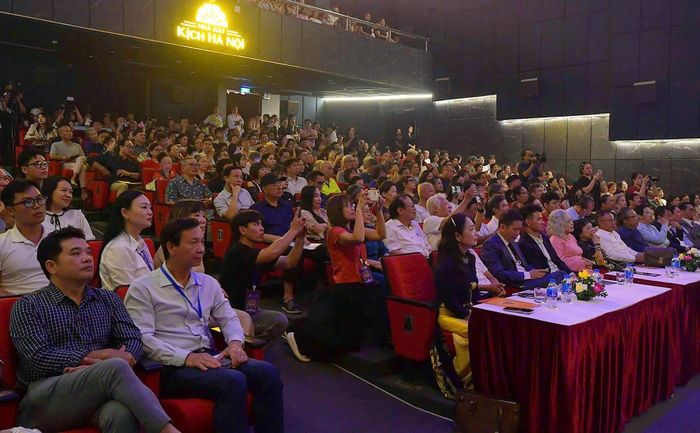 Đêm khai mạc Liên hoan Sân khấu Hà Nội mở rộng năm 2026 thu hút đông đảo công chúng.