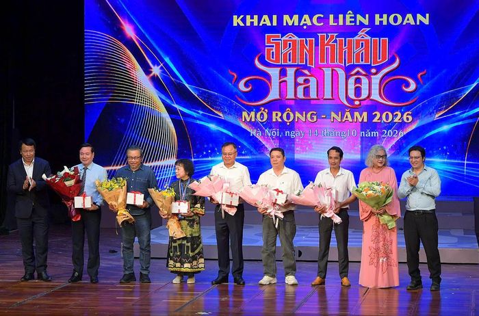 Hội đồng Giám khảo Liên hoan Sân khấu Hà Nội mở rộng năm 2026 gồm các nghệ sĩ, nhà quản lý văn hóa và nhà lý luận, phê bình sân khấu có uy tín, giàu kinh nghiệm chuyên môn. Hội đồng do Tiến sĩ, nhà viết kịch Nguyễn Đăng Chương, Phó Chủ tịch Thường trực Hội Nghệ sĩ Sân khấu Việt Nam làm Chủ tịch; cùng các thành viên: NSND Trần Quốc Chiêm, PGS.TS Nguyễn Thị Minh Thái, NSND Hoàng Cúc, NSND Nguyễn Hoài Huệ, họa sĩ, NSND Nguyễn Đạt Tăng và nhạc sĩ, NSƯT Đào Tuấn Hải.
