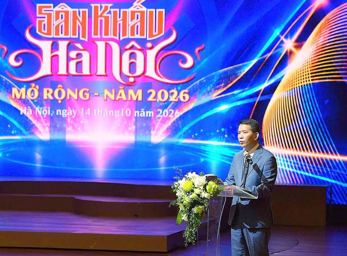 Giám đốc Sở Văn hóa, Thể thao và Du lịch Hà Nội Phạm Tuấn Long phát biểu chào mừng khai mạc Liên hoan Sân khấu Hà Nội mở rộng năm 2026.