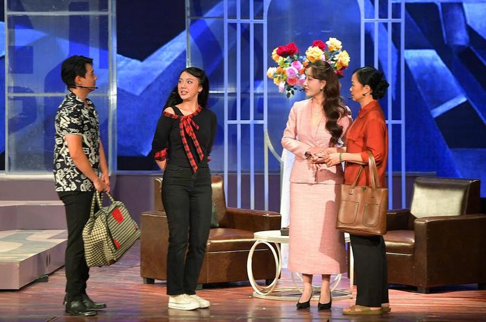 Ngay sau lễ khai mạc, vở diễn “Ai là cha tôi” được công diễn, mở đầu chuỗi hoạt động biểu diễn dự thi của Liên hoan. Từ ngày 15/10 đến ngày 22/10, vào các khung giờ 9h00, 14h00 và 19h30 tại Rạp Công nhân, Rạp Đại Nam và một số nhà hát trên địa bàn thành phố Hà Nội, các tác phẩm tham gia Liên hoan.