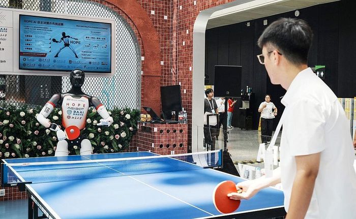 Những hoạt động phát triển robot hình người tại Trung Quốc: Nghiên cứu robot Tiangong Omni tại Trung tâm Đổi mới Robot hình người Bắc Kinh, huấn luyện tại trung tâm thu thập dữ liệu ở Liễu Châu (Quảng Tây), trình diễn nấu ăn và tương tác với khách tham quan tại triển lãm công nghệ ở Thượng Hải. Ảnh: Reuters