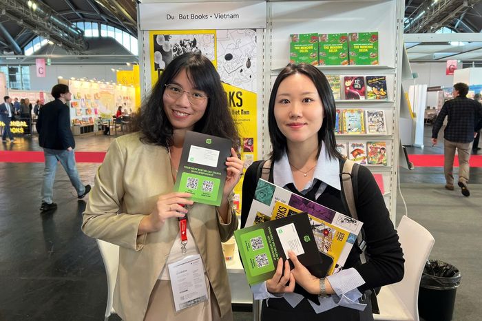 Đại diện Du Bút cùng đại diện Webtoon của Hàn Quốc ở Hội sách Frankfurt (Đức).