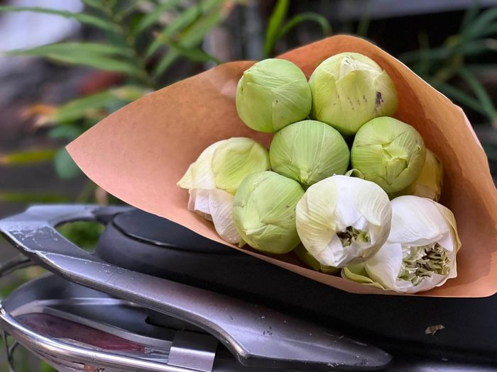 Những nhành cúc trắng và đóa sen Quan Âm được chuẩn bị để người dân dâng tiễn 731 liệt sĩ ngày 14/10. Ảnh: NVCC.