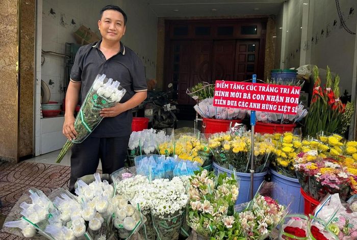 Anh Duy Nhân chuẩn bị hoa cúc trắng, tặng miễn phí cho người dân tham gia đưa tiễn các liệt sĩ ngày 14/10 tại TP.HCM. Ảnh: NVCC.