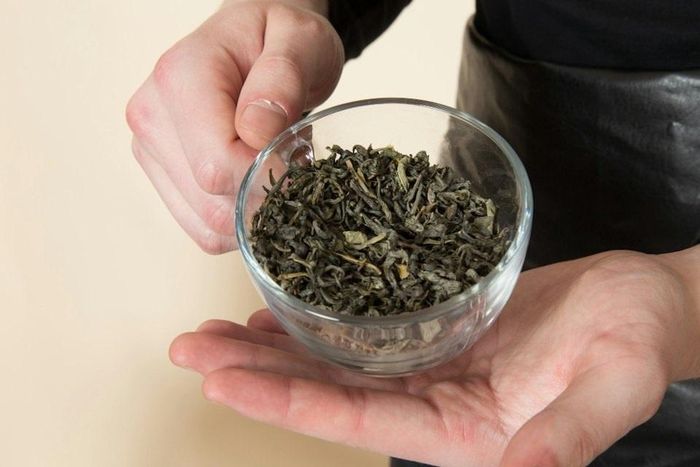  Trà được sản xuất, bảo quản không đúng cách hoặc không rõ nguồn gốc có thể tiềm ẩn nguy cơ nhiễm tạp chất. Ảnh: Magnific. 