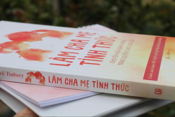 Làm cha mẹ tỉnh thức là tác phẩm của Shefali Tsabary. Ảnh: Thái Hà Books.