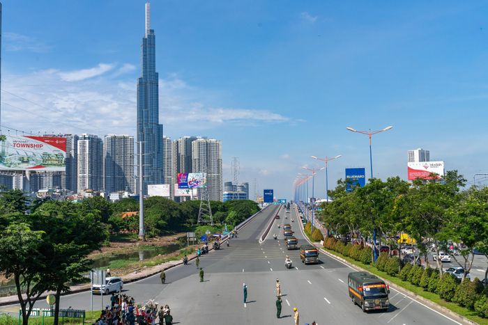  Đoàn xe lần lượt di chuyển qua các tuyến đường để về Nghĩa trang Liệt sĩ TP.HCM. Lễ an táng dự kiến diễn ra lúc 10h. Ảnh: Văn Trung. 