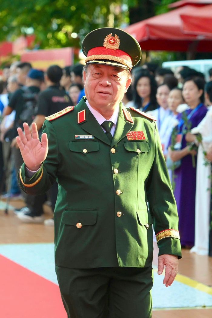 Đại tướng Nguyễn Trọng Nghĩa - Ủy viên Bộ Chính trị, Bí thư Trung ương Đảng, Chủ nhiệm Tổng cục Chính trị Quân đội nhân dân Việt Nam - tham dự lễ viếng tại Công viên Lê Thị Riêng. Ảnh: Hoài Bảo.