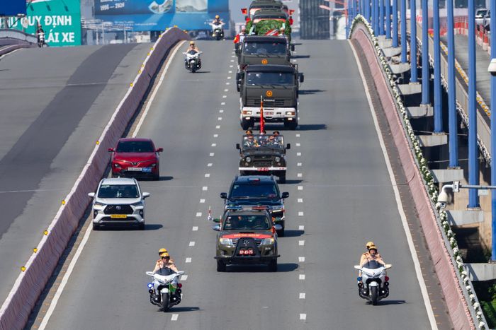  Đoàn xe đưa hài cốt di chuyển qua cầu Sài Gòn. Ảnh: Văn Trung. 