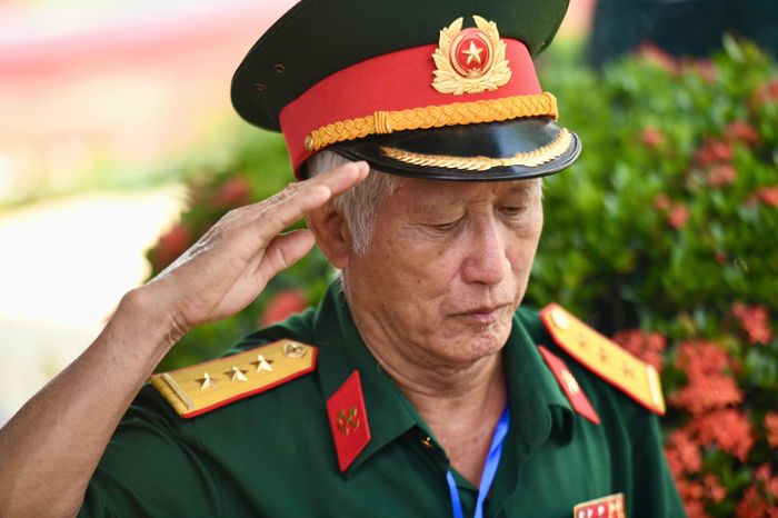 Người dân vào thắp hương sau khi hài cốt các liệt sĩ được an táng tại Nghĩa trang Liệt sĩ TP.HCM. Ảnh: Duy Hiệu.