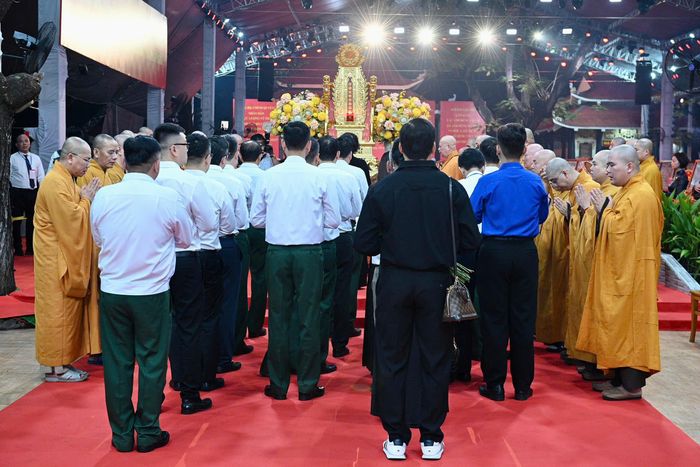 Việc quy tập hài cốt liệt sĩ không chỉ nhằm đưa những người đã hy sinh về nơi an nghỉ trang trọng, mà còn thể hiện trách nhiệm của các cơ quan chức năng và cộng đồng trong hành trình tìm kiếm, tưởng nhớ những người đã cống hiến, hy sinh vì đất nước. Ảnh: Hoài Bảo.
