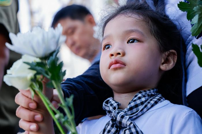 Sau lễ viếng và truy điệu, đoàn xe rời Công viên Lê Thị Riêng, di chuyển qua các tuyến đường Trường Sơn, Cách Mạng Tháng Tám, vòng xoay Dân Chủ, Điện Biên Phủ, cầu Sài Gòn, đường Võ Nguyên Giáp và Xa lộ Hà Nội để đến Nghĩa trang Liệt sĩ TP.HCM. Ảnh: Hoài Bảo.