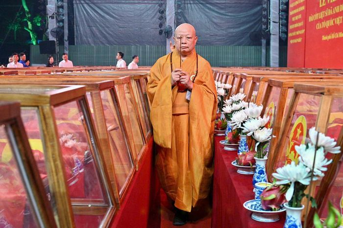 Hòa thượng Thích Lệ Trang, Phó Chủ tịch Hội đồng Trị sự, Trưởng ban Nghi lễ Trung ương, Trưởng ban Trị sự Giáo hội Phật giáo Việt Nam TP.HCM, cho biết Ban Trị sự Thành phố tổ chức nghi thức cầu nguyện để tưởng niệm các anh hùng, liệt sĩ đã anh dũng chiến đấu, hy sinh vì nền độc lập, tự do của Tổ quốc. Ảnh: Hoài Bảo.