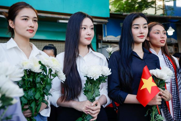 Hoa hậu Yến Nhi có mặt tại khu vực đường Cách Mạng Tháng Tám từ sáng 14/10 để tiễn đưa các liệt sĩ về nơi an nghỉ cuối cùng. Chứng kiến dòng người đứng thành hàng dài chờ đoàn xe đi qua, cô cho biết mình xúc động trước sự quan tâm của người dân dành cho buổi lễ. Ảnh: Phương Lâm.