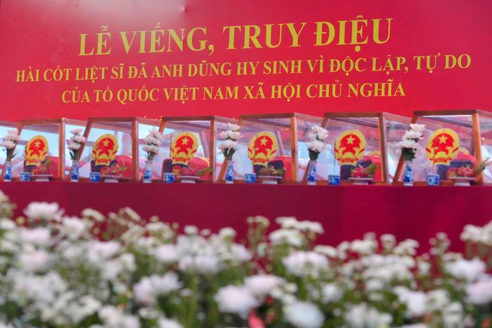 Rạng sáng 14/10, bên trong Công viên Văn hóa Lê Thị Riêng (phường Hòa Hưng, TP.HCM), không gian tổ chức lễ viếng, truy điệu và an táng 731 liệt sĩ được chuẩn bị trang nghiêm. Ảnh: Hoài Bảo.