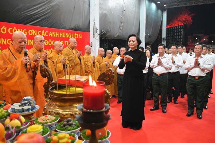 Lúc 5h, Ban Trị sự Giáo hội Phật giáo Việt Nam TP.HCM thực hiện nghi thức cầu nguyện tại công viên. Ảnh: Hoài Bảo.