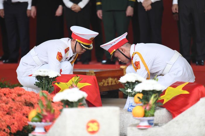  Lễ an táng 731 hài cốt liệt sĩ bắt đầu lúc 10h. Ảnh: Duy Hiệu. 