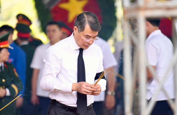  Thủ tướng Lê Minh Hưng tham dự lễ an táng 731 hài cốt liệt sĩ. Buổi lễ tại Nghĩa trang Liệt sĩ TP.HCM diễn ra trong không khí trang nghiêm, xúc động. Ảnh: Duy Hiệu. 