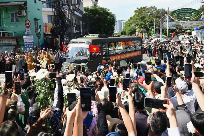  Đoàn xe đưa hài cốt liệt sĩ rời Công viên Lê Thị Riêng, trên đường tiến về Nghĩa trang Liệt sĩ TP.HCM. Ảnh: Hoài Bảo. 