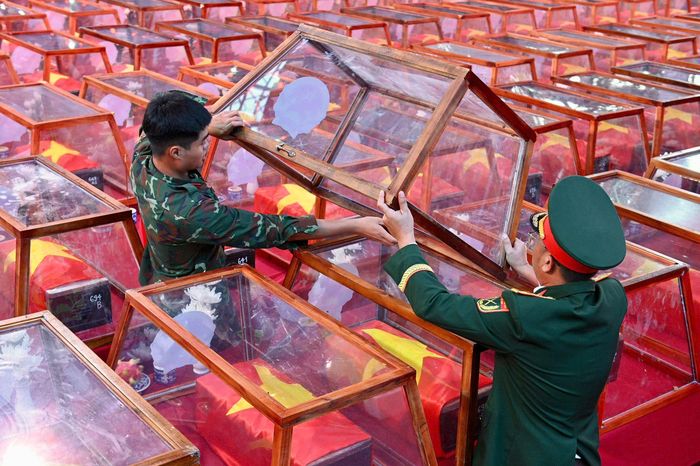 Theo chương trình, lễ viếng và truy điệu dự kiến bắt đầu lúc 7h30. Các đại biểu thực hiện nghi thức dâng hoa, dâng hương, dành phút mặc niệm tưởng nhớ những người đã hy sinh vì độc lập, tự do của đất nước. Tại khu vực hành lễ, 731 hài cốt liệt sĩ được chuẩn bị cho nghi thức truy điệu và hành trình về Nghĩa trang Liệt sĩ TP.HCM. Sau nhiều tháng tìm kiếm, quy tập, việc đưa các liệt sĩ về nơi an nghỉ là dấu mốc quan trọng trong công tác đền ơn đáp nghĩa của thành phố. Ảnh: Hoài Bảo.