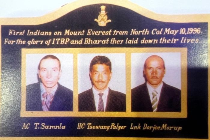  Bia tưởng niệm các thành viên lực lượng cảnh sát biên giới Ấn Độ - Tây Tạng (ITBP) gồm Dorje Morup, Tsewang Paljor và Tsewang Smanla, những người thiệt mạng trong trận bão tuyết trên đỉnh Everest ngày 11/5/1996. Ảnh: Harbhajan Singh.