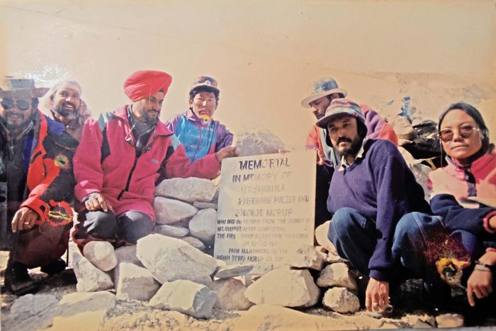 Các thành viên đoàn thám hiểm Everest năm 1996 của lực lượng cảnh sát biên giới Ấn Độ - Tây Tạng đứng cạnh bia tưởng niệm Dorje Morup, Tsewang Paljor và Tsewang Smanla, 3 nhà leo núi thiệt mạng trong trận bão tuyết trên Everest. Ảnh: Harbhajan Singh. 