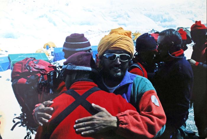  Phó trưởng đoàn Harbhajan Singh trở về trại căn cứ sau trận bão tuyết trên đỉnh Everest vào tháng 5/1996. Ảnh: Harbhajan Singh.