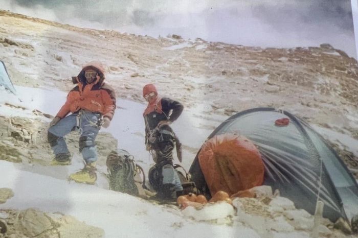  Các thành viên đoàn thám hiểm đứng bên ngoài lều trên Everest năm 1996. Ảnh: Harbhajan Singh.