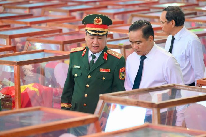 Trung tướng Trần Vinh Ngọc (Bí thư Đảng ủy, Chính ủy Quân khu 7) trao đổi cùng ông Nguyễn Văn Được, Chủ tịch UBND TP.HCM, trước khi diễn ra buổi lễ.