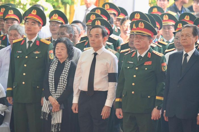 Về phía Quân khu 7 có Trung tướng Trần Vinh Ngọc, Bí thư Đảng ủy, Chính ủy Quân khu, và các thành viên Ban Chỉ đạo Quân khu 7. Đại diện lãnh đạo, nguyên lãnh đạo TP.HCM có Bí thư Thành ủy Trần Lưu Quang; các nguyên Bí thư Thành ủy Nguyễn Thiện Nhân và Nguyễn Văn Nên.