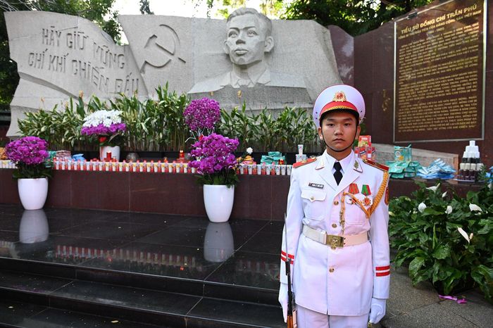 Các lực lượng chức năng được huy động phối hợp bảo đảm an ninh, trật tự, điều tiết giao thông và phục vụ đoàn xe di chuyển. Những địa phương có tuyến đường đoàn đi qua cũng triển khai lực lượng hỗ trợ, tạo điều kiện để người dân theo dõi, tiễn đưa các liệt sĩ.