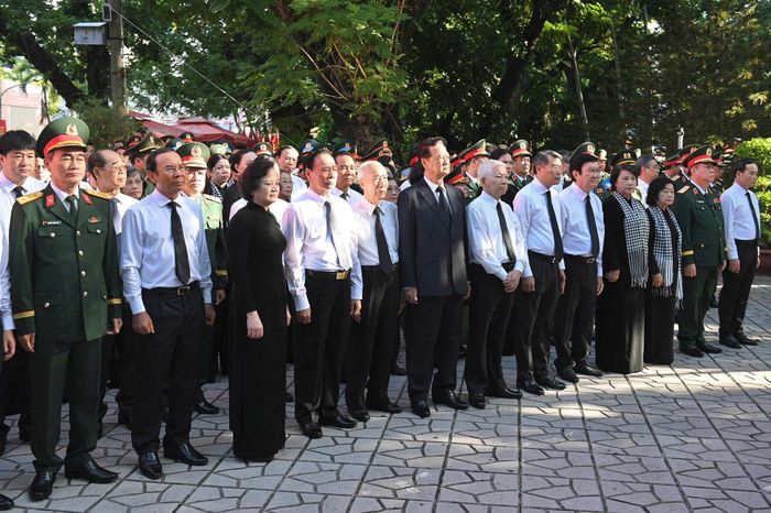 Sáng 14/10, tại Công viên Văn hóa Lê Thị Riêng (phường Hòa Hưng, TP.HCM), lễ viếng, truy điệu các anh hùng liệt sĩ được tìm kiếm, quy tập tại khu vực công viên được tổ chức trong không khí trang nghiêm, thành kính.