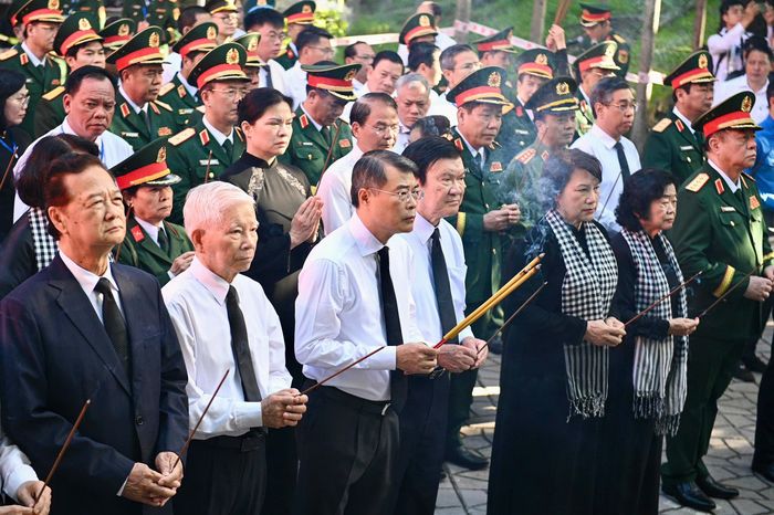 Thủ tướng Lê Minh Hưng cùng các đồng chí lãnh đạo, nguyên lãnh đạo dâng hương tưởng niệm cố Tổng Bí thư Trần Phú cùng các Anh hùng liệt sĩ tại Công viên Lê Thị Riêng