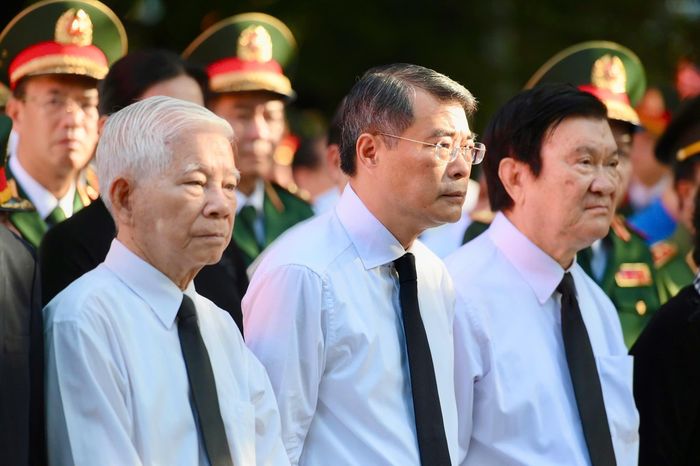 Tham dự lễ viếng các Anh hùng liệt sĩ ở Công viên Lê Thị Riêng sáng nay có Thủ tướng Lê Minh Hưng, nguyên Chủ tịch nước Nguyễn Minh Triết, nguyên Chủ tịch nước Trương Tấn Sang, nguyên Thủ tướng Nguyễn Tấn Dũng, nguyên Chủ tịch Quốc hội Nguyễn Thị Kim Ngân, nguyên Thường trực Ban Bí thư Lê Hồng Anh.