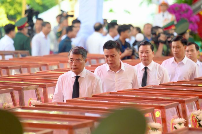 Thủ tướng Lê Minh Hưng tiến vào khu vực tổ chức lễ truy điệu, chuẩn bị tham dự nghi thức di quan 731 hài cốt liệt sĩ từ Công viên Lê Thị Riêng về Nghĩa trang Liệt sĩ TP.HCM.