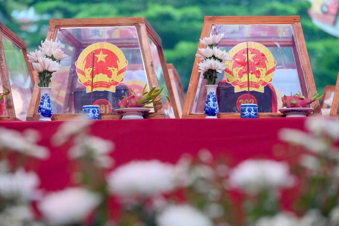 Công tác tìm kiếm gặp nhiều khó khăn do thời gian đã kéo dài hàng chục năm. Hài cốt và di vật chịu tác động của điều kiện đất đai, môi trường, khiến việc thu thập thông tin, xác định danh tính không đơn giản. Những dấu tích còn lại dưới lòng đất trở thành cơ sở quan trọng để lực lượng chức năng tiếp tục đối chiếu với hồ sơ, tài liệu lịch sử và thông tin từ thân nhân liệt sĩ.