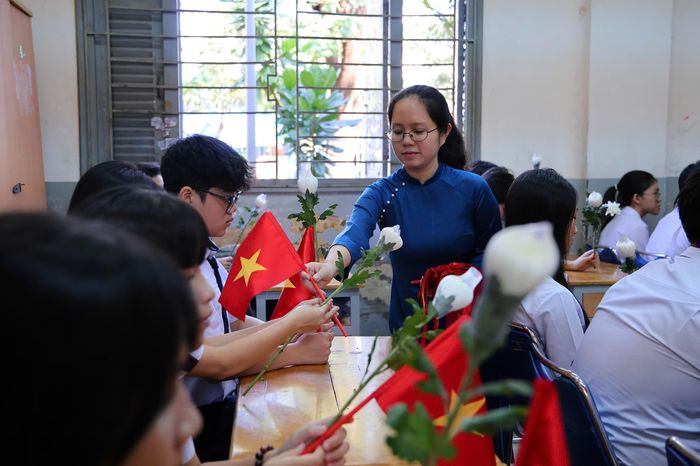  Với những lớp đang trong tiết Lịch sử, nhà trường bố trí theo dõi lễ tiễn đưa qua cầu truyền hình trực tiếp. Đại diện nhà trường thông tin thêm trong thời gian này, các giáo viên Lịch sử của trường cũng lồng ghép câu chuyện về các chiến sĩ, anh hùng liệt sĩ vào bài giảng để học sinh hiểu hơn về sự hy sinh của những người đã ngã xuống vì độc lập, tự do của đất nước. Ảnh: Minh Thúy. 
