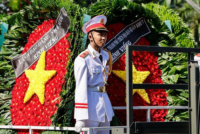  Theo lộ trình di chuyển, 3 môtô cảnh sát giao thông dẫn đường, đến ôtô dẫn đầu đoàn, xe chở Tổ Quốc kỳ, Đội Danh dự, Đội Khiêng hoa và hoa, xe chở hài cốt liệt sĩ theo sau là đoàn xe lãnh đạo. Ảnh: Phương Lâm. 