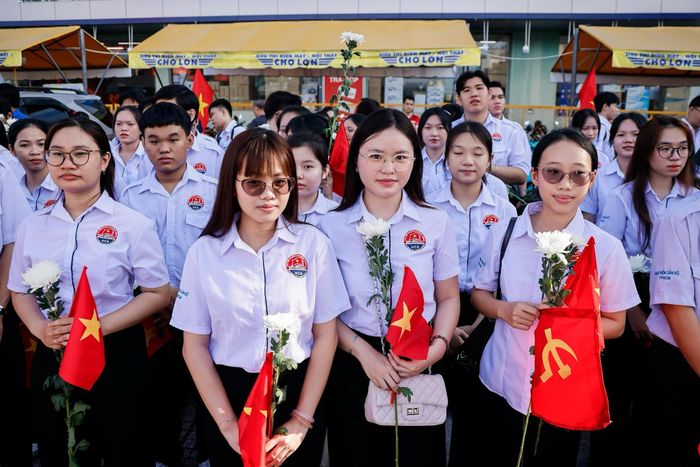  Người dân đứng dọc vỉa hè chờ đoàn xe đi qua. Thành phố trước đó đã vận động người dân tại các phường nằm trên lộ trình cùng tham gia tiễn đưa, đồng thời lưu ý mọi người đứng trên vỉa hè, bảo đảm an toàn giao thông. Ảnh: Phương Lâm. 