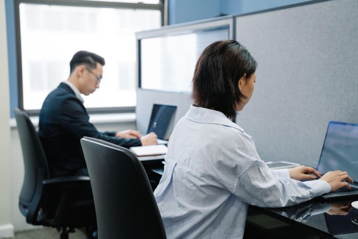  Người thành thạo AI tiết kiệm hàng giờ mỗi tuần, trong khi những người khác chịu áp lực phải nhanh chóng bắt kịp công nghệ. Ảnh minh họa: Felicity Tai/Pexels. 