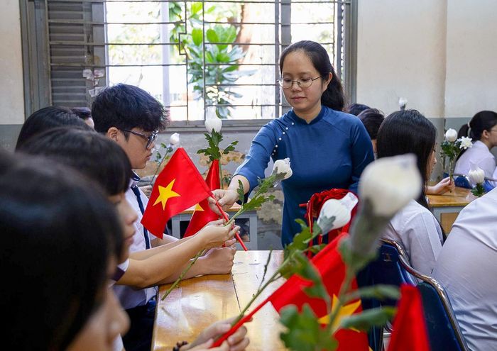  Đối với học sinh trường THPT Nguyễn Thị Minh Khai, buổi học sáng 14/10 có phần khác với thường lệ. Thay vì tất bật với bài vở, không khí trong lớp học và sân trường trở nên lắng đọng hơn khi các em chuẩn bị đón đoàn xe đưa 731 liệt sĩ đi qua. Cùng với giáo viên, các học sinh lớp 11P1 cẩn thận chuẩn bị những bông hoa cúc trắng và cờ Tổ quốc. Các em sẽ cùng thầy cô tập trung tại tuyến đường Điện Biên Phủ để tiễn đưa 731 liệt sĩ được quy tập tại Công viên Lê Thị Riêng về nơi an nghỉ tại Nghĩa trang Liệt sĩ TP.HCM.