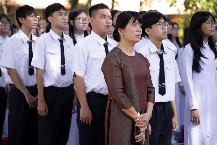  Chia sẻ với Tri Thức - Znews, cô Nguyễn Thị Hồng Chương, Hiệu trưởng trường THPT Nguyễn Thị Minh Khai, cho biết nhà trường huy động khoảng 300 học sinh cùng 5 giáo viên tổ Lịch sử, đại diện ban giám hiệu và Đoàn trường tham gia buổi tiễn đưa. Trước giờ đón đoàn, cô Chương cũng nhắc nhở học sinh giữ thái độ nghiêm túc, trật tự, thể hiện sự thành kính đối với các liệt sĩ.