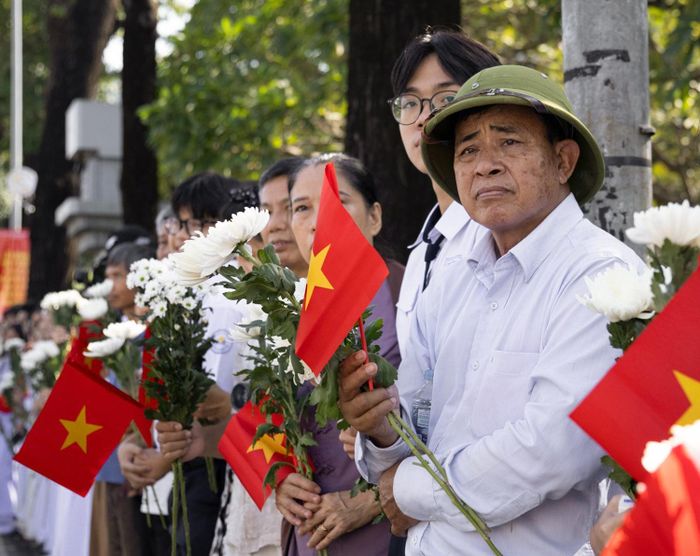  Cùng chung tâm trạng chờ đợi đoàn xe, ông Lê Văn Tố, hội viên Hội Cựu chiến binh phường Cầu Ông Lãnh, đã có mặt trên đường Điện Biên Phủ từ 7h vì sợ đến muộn sẽ không còn chỗ đứng. Từng tham gia kháng chiến chống Mỹ, ông Tố có những cảm xúc đặc biệt khi biết tin 731 hài cốt liệt sĩ được tổ chức lễ viếng, truy điệu và an táng. Với ông, đây không chỉ là lễ tiễn đưa những người đã ngã xuống mà còn là dịp để đồng đội, người dân và thế hệ trẻ bày tỏ lòng tri ân đối với những hy sinh của quá khứ.
