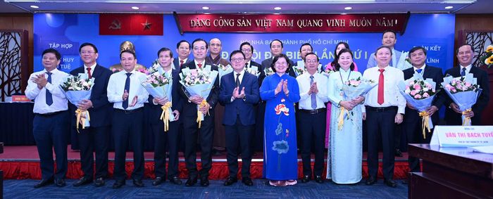  Chủ tịch Hội Nhà báo Việt Nam Lê Quốc Minh và Phó bí thư Thành ủy TP.HCM Văn Thị Bạch Tuyết cùng lãnh đạo TP.HCM chúc mừng Ban chấp hành Hội Nhà báo TP.HCM nhiệm kỳ 2026-2031.