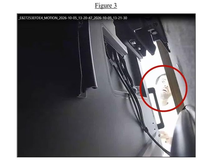  Bằng chứng của FBI cho thấy Abdulrahman Alfozan đang nhìn ra phía sau chiếc tivi đặt trong phòng họp - nơi thiết bị ghi âm đã được lắp đặt. Ảnh: DOJ. 