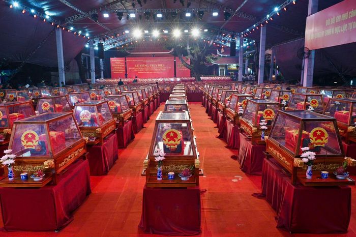 Lễ viếng, lễ truy điệu 731 hài cốt liệt sĩ tại Công viên Lê Thị Riêng diễn ra trong không khí trang nghiêm, thành kính. Ảnh: Hoài Bảo - Duy Hiệu.