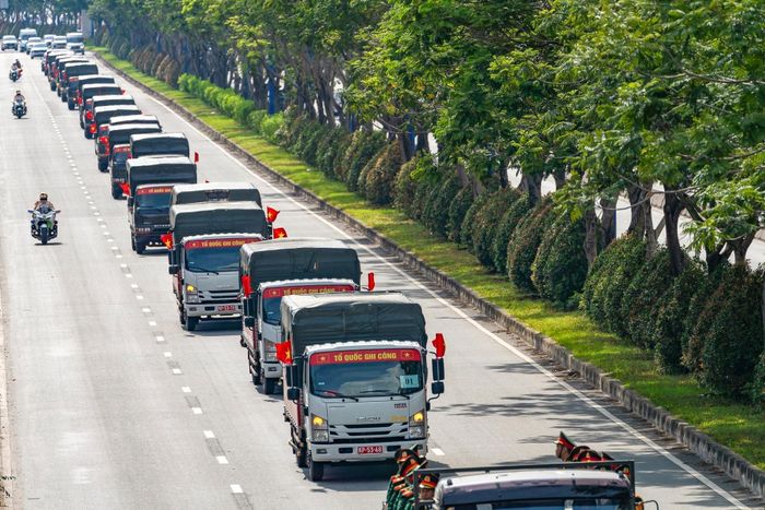 Đoàn xe đưa 731 hài cốt liệt sĩ di chuyển quãng đường 26 km. Ảnh: Văn Trung.