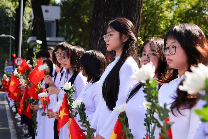 Người dân tập trung hai bên đường trong không khí trật tự, trang nghiêm. Ảnh: Phương Lâm - Võ Kỳ - Trung Hiếu.
